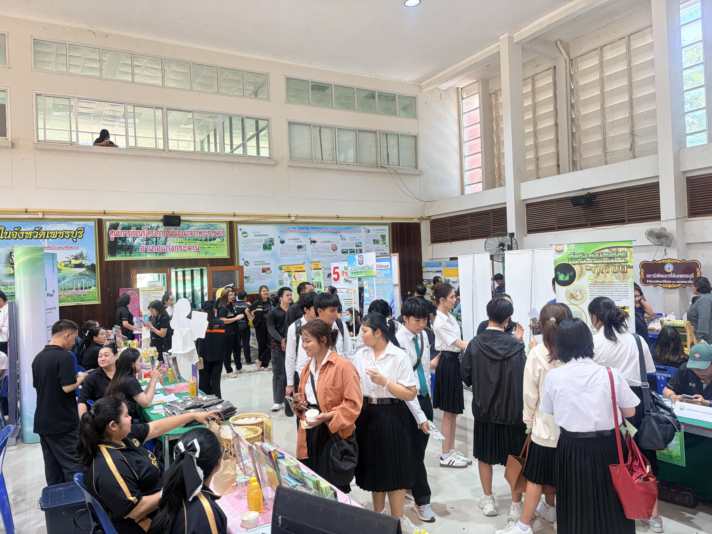 title - ปฏิรูปที่ดินจังหวัดเพชรบุรี พร้อมด้วย เจ้าหน้าที่ ส.ป.ก.เพชรบุรี ร่วมจัดนิทรรศการและกิจกรรมให้บริการ โครงการคลินิกเกษตรเคลื่อนที่ในพระราชานุเคราะห์สมเด็จพระบรมโอรสาธิราชฯ สยามมกุฎราชกุมาร เฉลิมพระเกียรติเนื่องในวันเฉลิมพระชนมพรรษา พระบาทสมเด็จพระเจ้าอยู่หัว 28 กรกฎาคม 2569 
